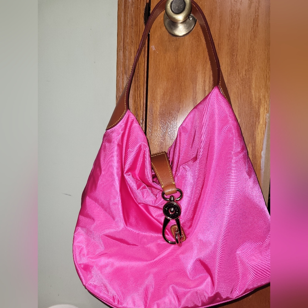 DOONEY & BOURKE LOGO LOCK NYLON PINK HANDBAG. NEW